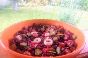 Salata de fasole rosie cu cabanos