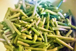 Salata de fasole verde cu piept de pui afumat