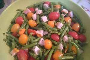 Salata de fasole verde cu piept de pui afumat