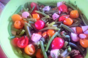 Salata de fasole verde cu piept de pui afumat