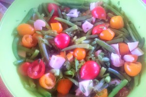 Salata de fasole verde cu piept de pui afumat
