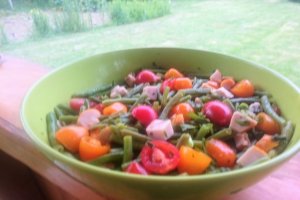 Salata de fasole verde cu piept de pui afumat