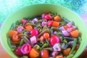 Salata de fasole verde cu piept de pui afumat