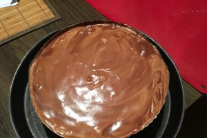 Desert tort cu mousse de ciocolata si visine