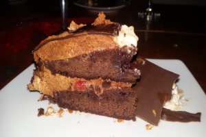 Desert tort cu mousse de ciocolata si visine