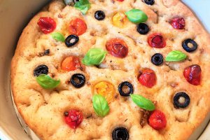 Focaccia cu busuioc, ierburi italiene, masline si rosii