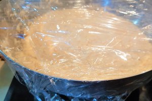 Focaccia cu busuioc, ierburi italiene, masline si rosii