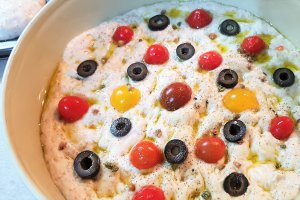 Focaccia cu busuioc, ierburi italiene, masline si rosii