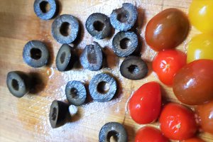 Focaccia cu busuioc, ierburi italiene, masline si rosii
