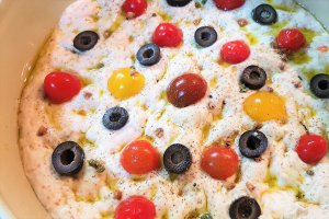 Focaccia cu busuioc, ierburi italiene, masline si rosii
