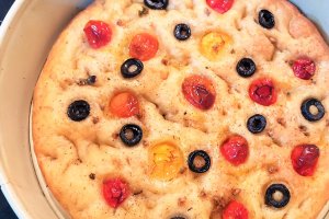 Focaccia cu busuioc, ierburi italiene, masline si rosii