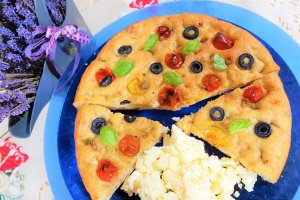 Focaccia cu busuioc, ierburi italiene, masline si rosii