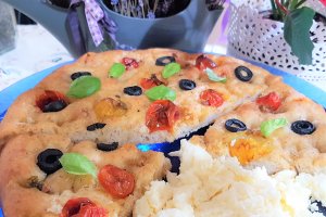 Focaccia cu busuioc, ierburi italiene, masline si rosii