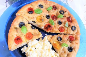 Focaccia cu busuioc, ierburi italiene, masline si rosii