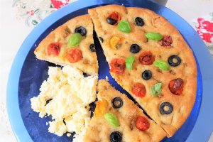 Focaccia cu busuioc, ierburi italiene, masline si rosii