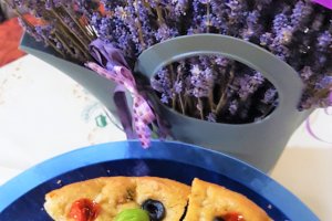 Focaccia cu busuioc, ierburi italiene, masline si rosii