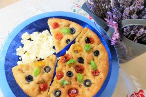 Focaccia cu busuioc, ierburi italiene, masline si rosii