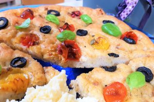 Focaccia cu busuioc, ierburi italiene, masline si rosii