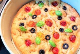 Focaccia cu busuioc, ierburi italiene, masline si rosii