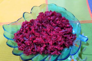 Salata proaspata de sfecla rosie cu hrean si chimen