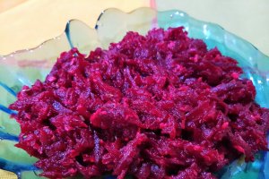 Salata proaspata de sfecla rosie cu hrean si chimen