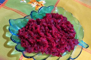 Salata proaspata de sfecla rosie cu hrean si chimen