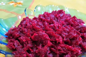Salata proaspata de sfecla rosie cu hrean si chimen
