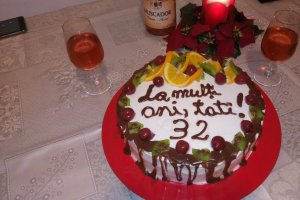 Desert tort aniversar cu turron si visinata
