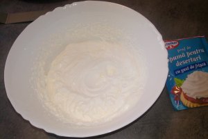 Desert tort aniversar cu turron si visinata