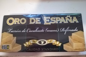 Desert tort aniversar cu turron si visinata