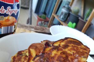 Desert pancakes cu afine si sirop de artar