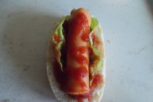 Crenvursti in barcute, cu maioneza si ketchup