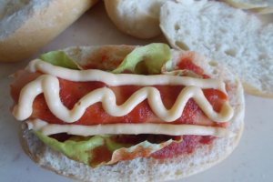 Crenvursti in barcute, cu maioneza si ketchup