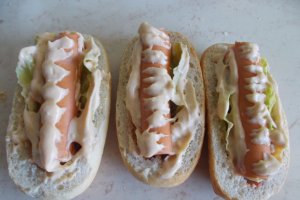 Crenvursti in barcute, cu maioneza si ketchup