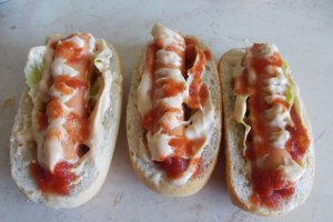 Crenvursti in barcute, cu maioneza si ketchup