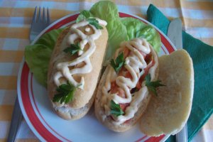 Crenvursti in barcute, cu maioneza si ketchup