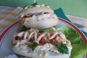 Crenvursti in barcute, cu maioneza si ketchup