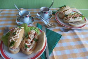 Crenvursti in barcute, cu maioneza si ketchup