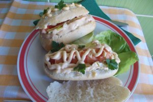 Crenvursti in barcute, cu maioneza si ketchup