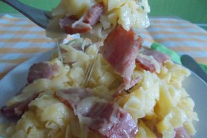 Taitei cu kaiser, unt si cașcaval, la tigaie