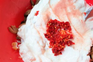 Salata de ciuperci, cu cartofi si smantana