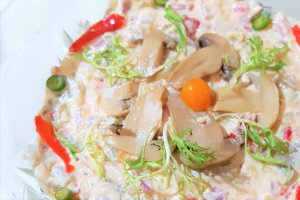 Salata de ciuperci, cu cartofi si smantana