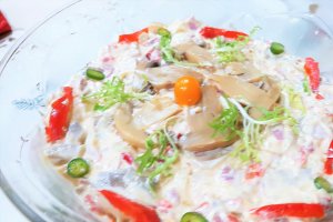 Salata de ciuperci, cu cartofi si smantana