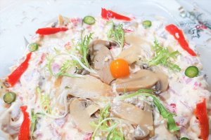 Salata de ciuperci, cu cartofi si smantana