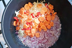 Fasole cu legume si leustean