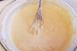 Desert clatite pufoase cu afine si lamaie
