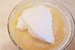 Desert clatite pufoase cu afine si lamaie
