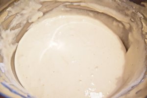 Desert clatite pufoase cu afine si lamaie
