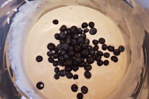 Desert clatite pufoase cu afine si lamaie