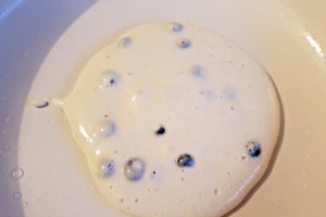 Desert clatite pufoase cu afine si lamaie